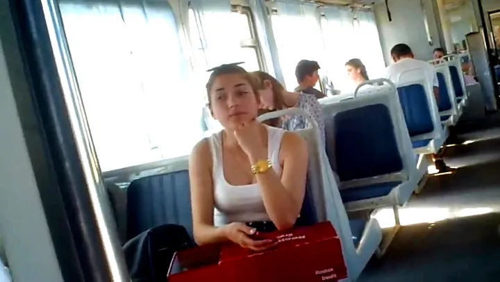 Downblouse in train
